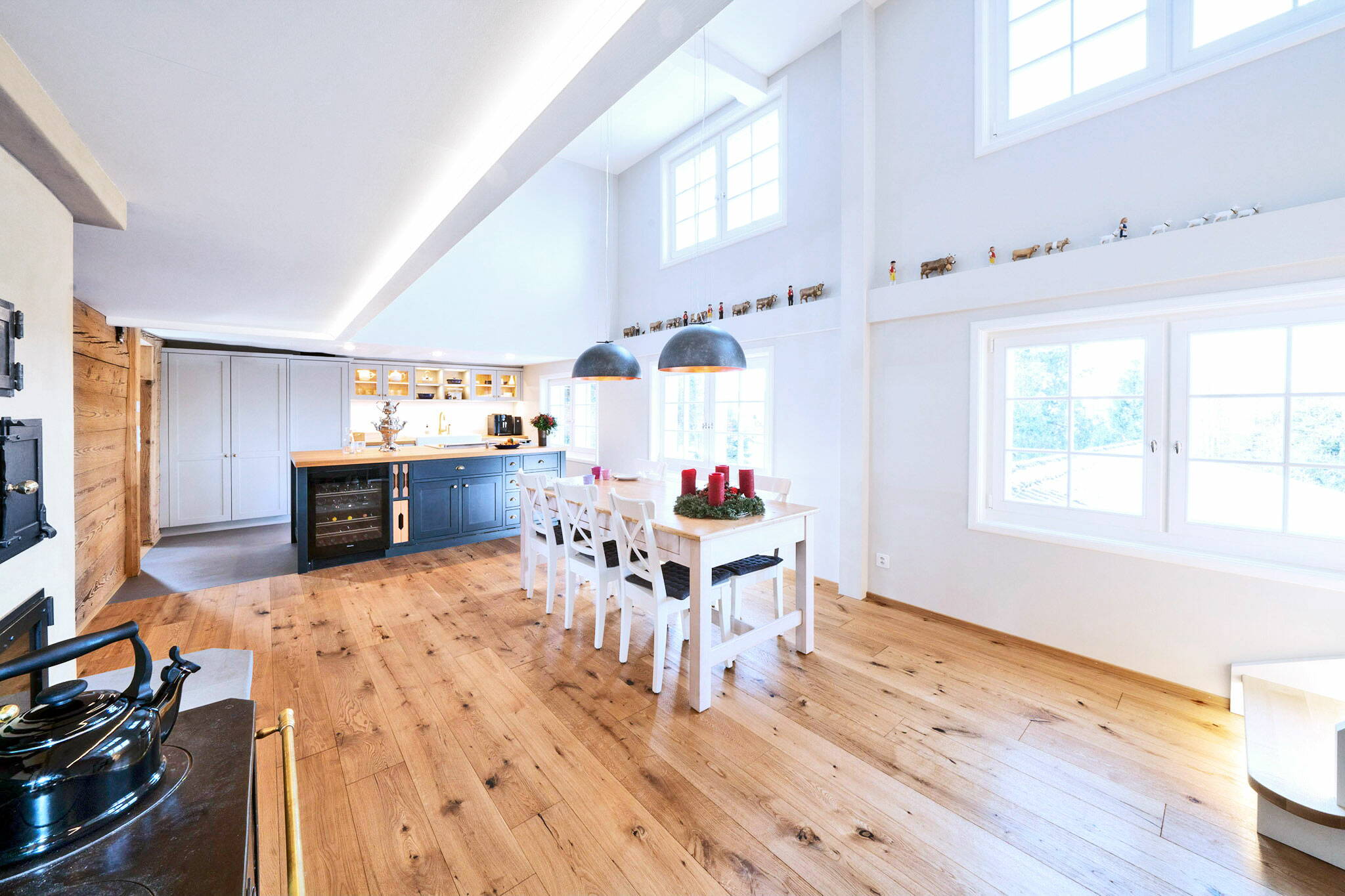 Zoom: Esszimmertisch in einem Wohnzimmer-Küchen-Bereich eines umgebauten Altbaus.