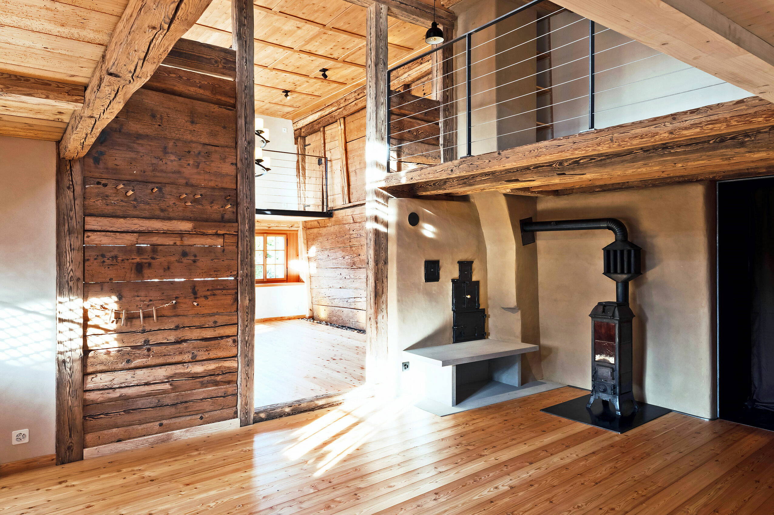 Sicht in ein Wohnbereich eines Altbaus mit Wänden und Böden aus Holz.