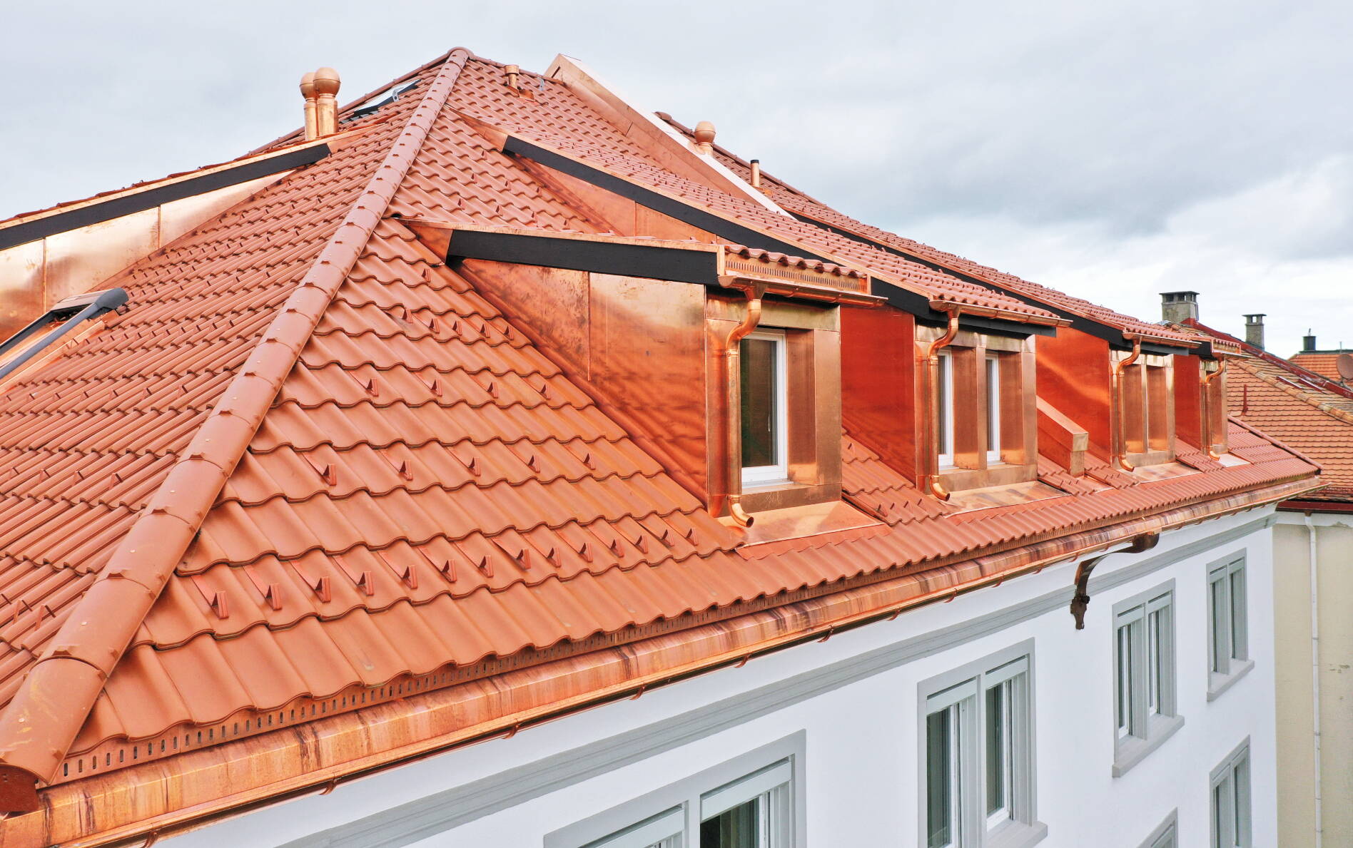 Sicht auf das frisch sanierte Dach eines Altbaus an der Spyrigstrasse in St.Gallen.