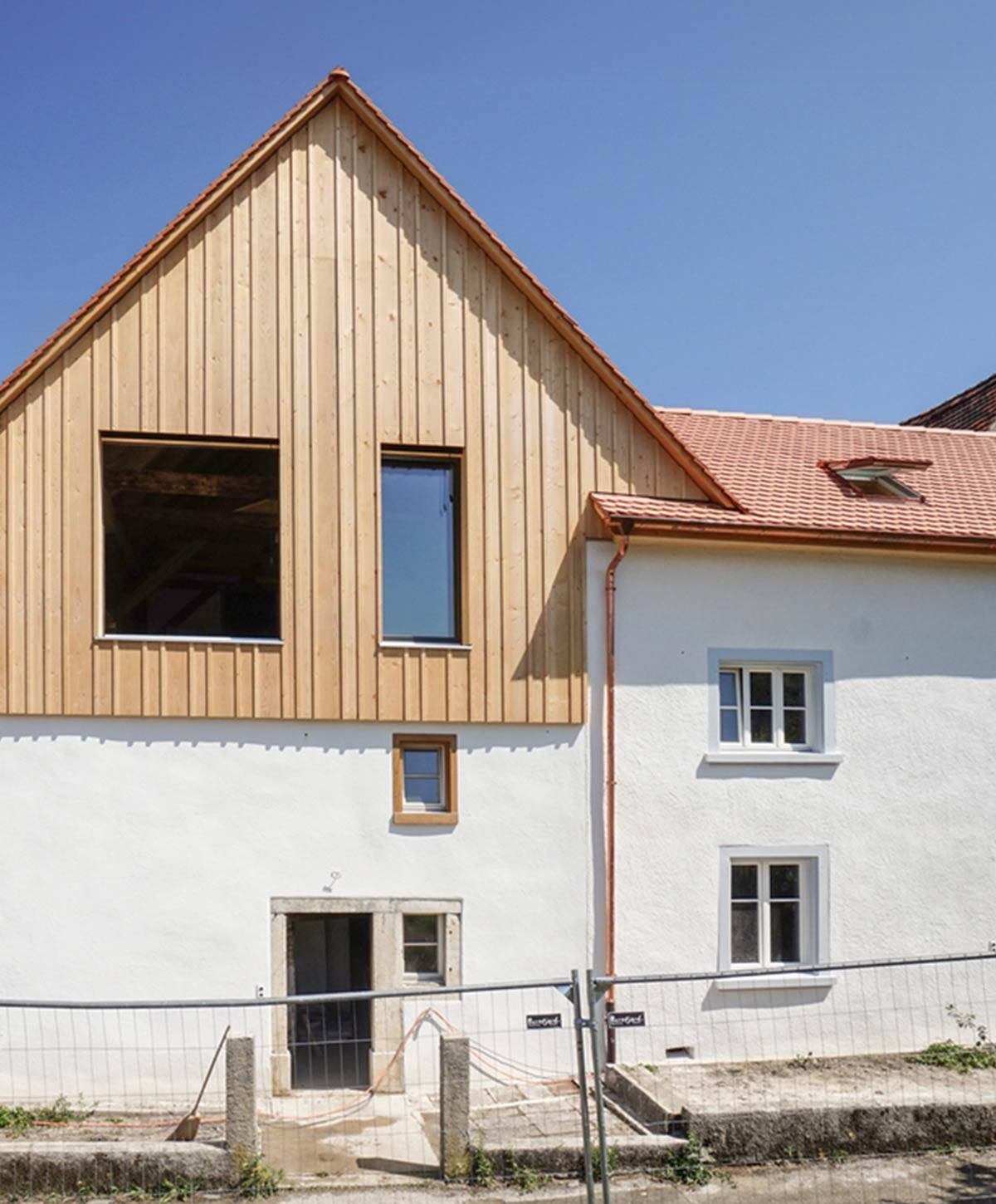 altbauweise_sga_eingang_altbau.jpg Eingangsbereich eines Altbaugebäudes mit Sicht auf die alte Holztüre.