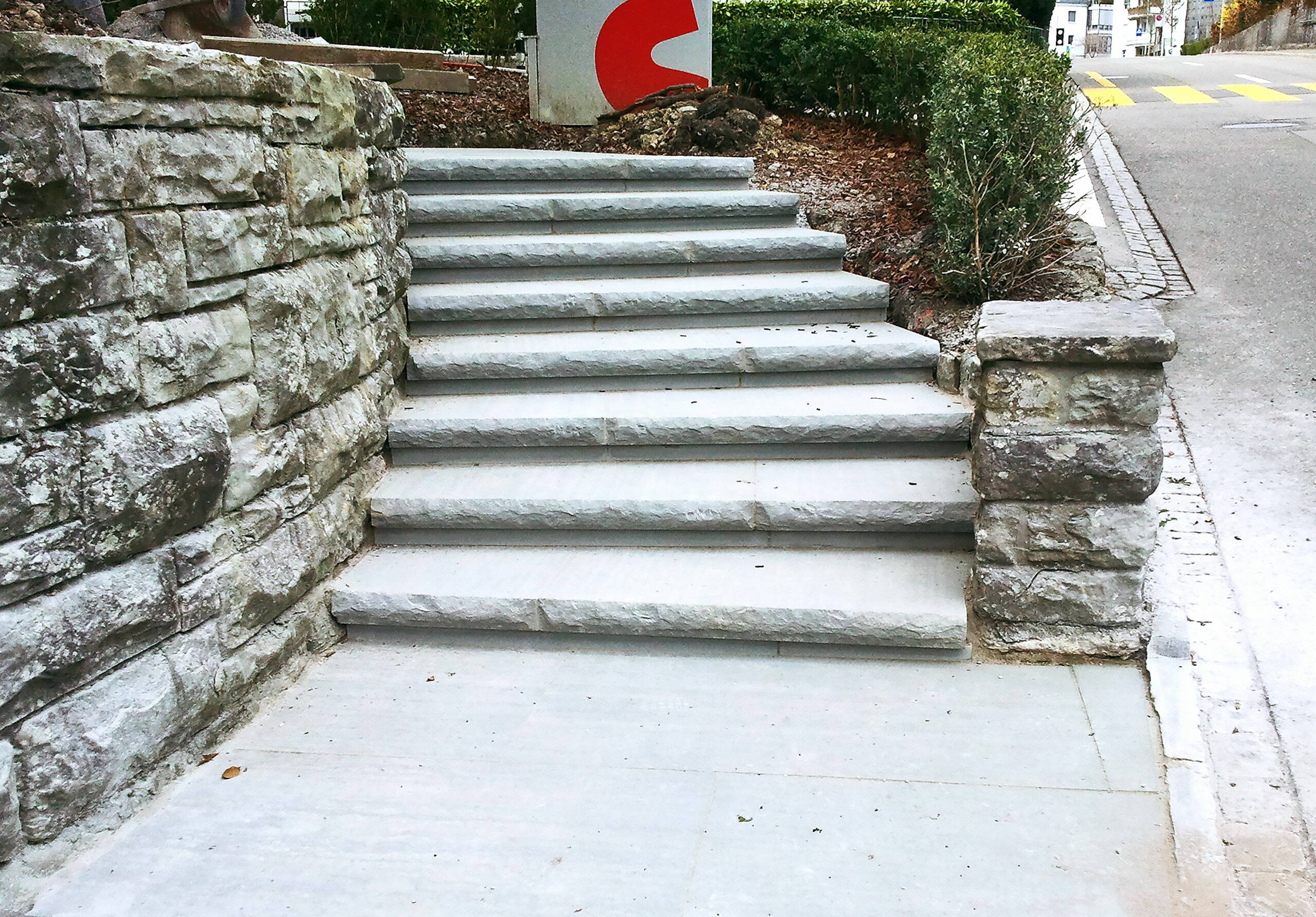 Sanierte Treppe aus Stein.