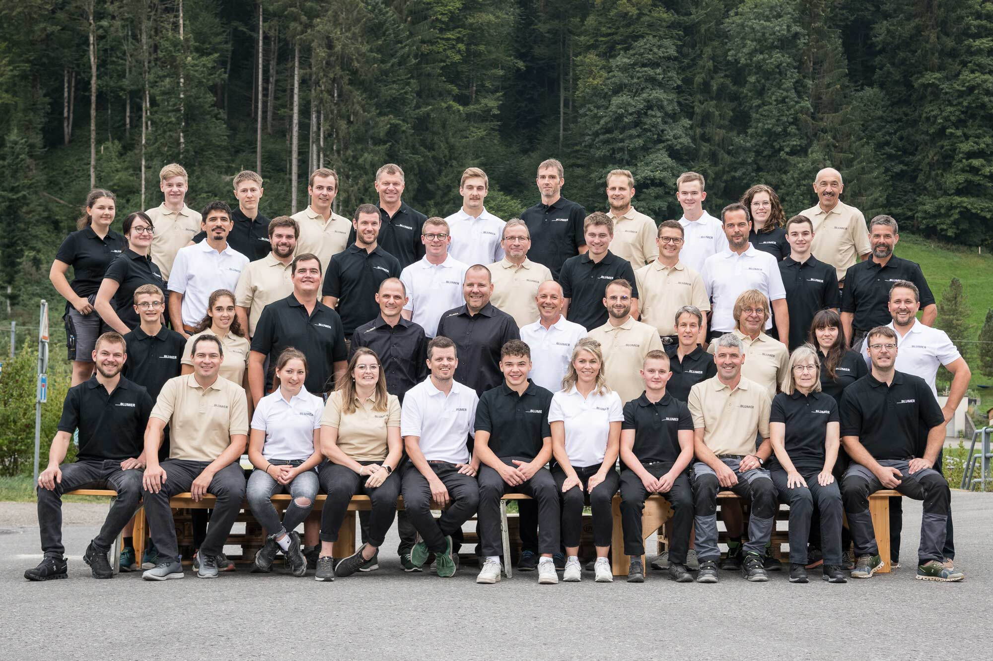 Teamfoto der Mitarbeitenden der Firma Blumer Schreinerei AG.