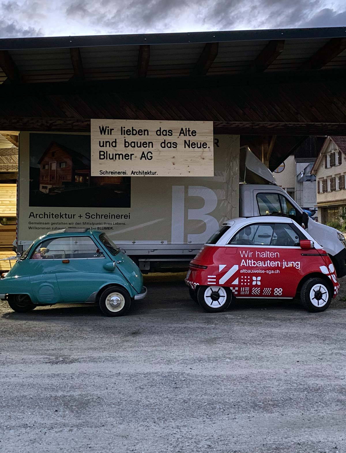 altbauweise_sga_eingang_altbau.jpg Eingangsbereich eines Altbaugebäudes mit Sicht auf die alte Holztüre.